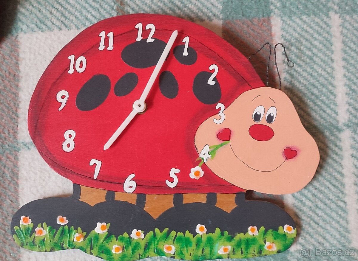 Dřevěné hodiny Beruška