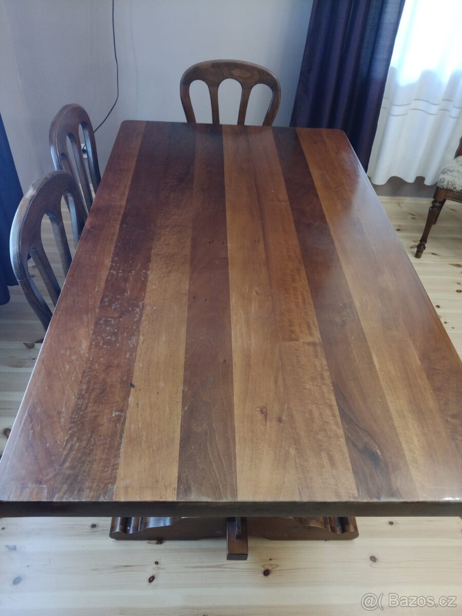 Prodám jídelní dřevěný stůl z masivu,6stylových židlí