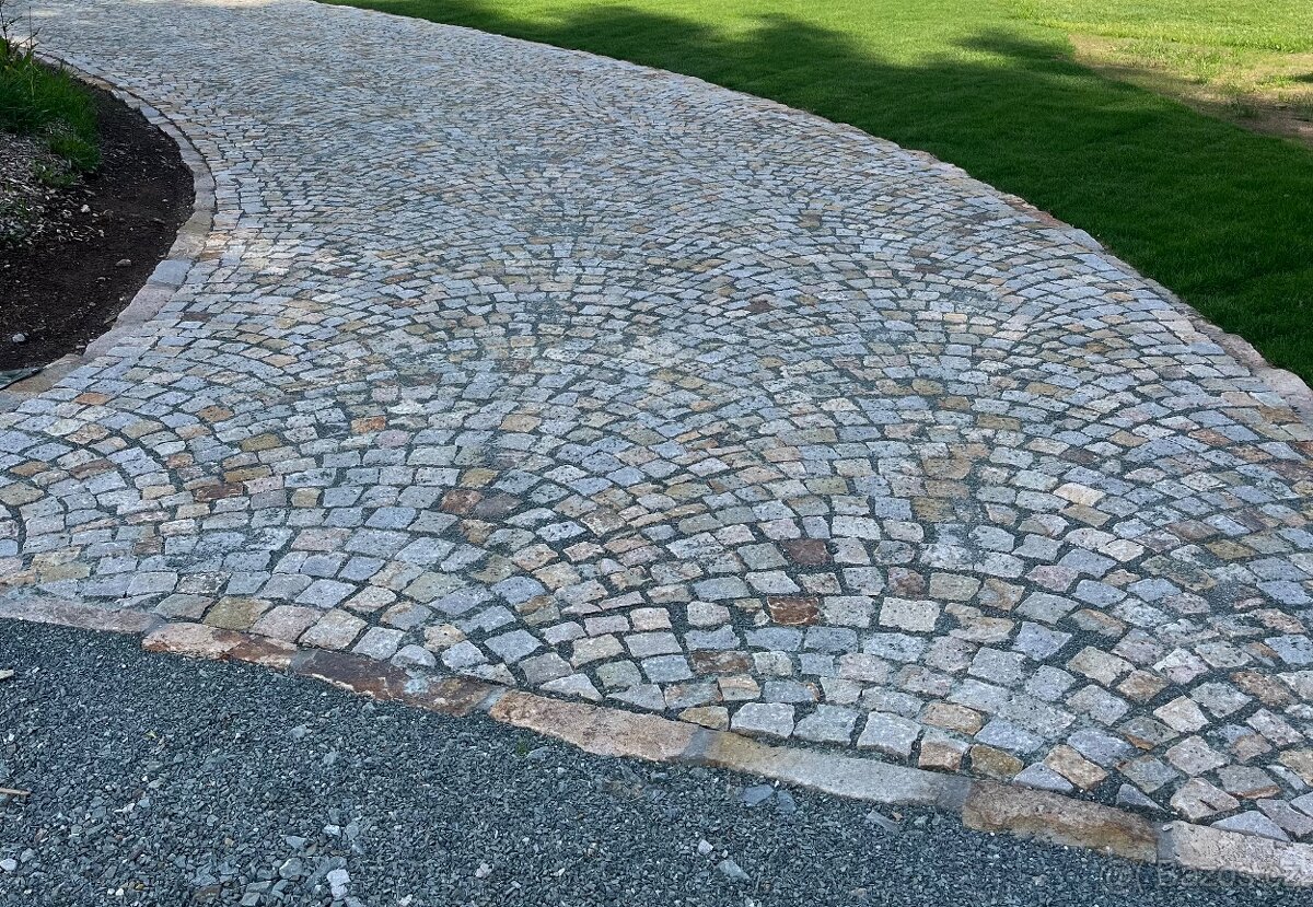 Žulové kostky a obrubniky