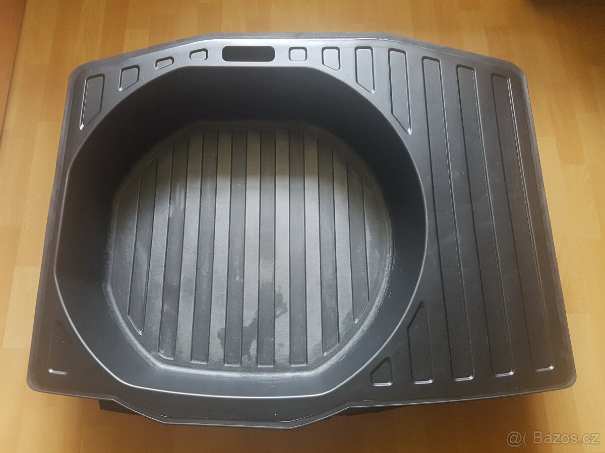 Audi A6 4F C6 plast do kufru