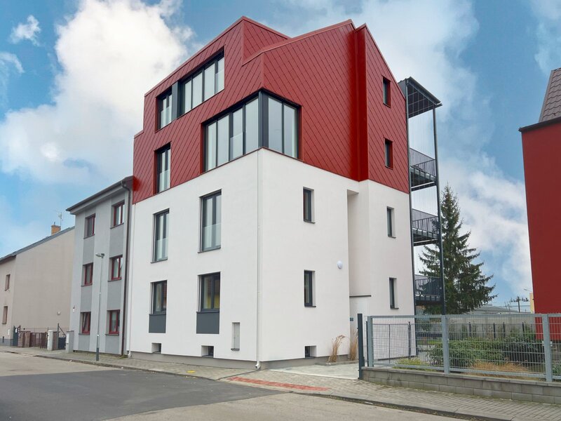 Moderní byt 1+kk s balkonem, parkovacím stáním a zahradou, l