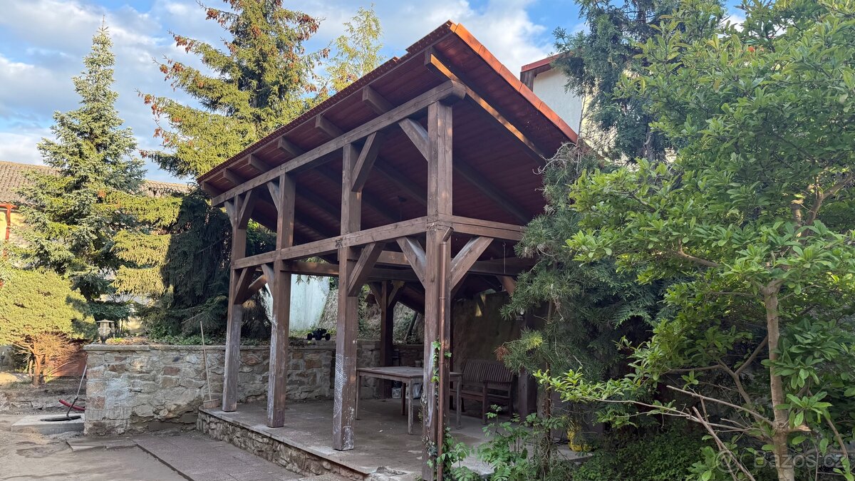 Dřevěná pergola se střechou z tašek