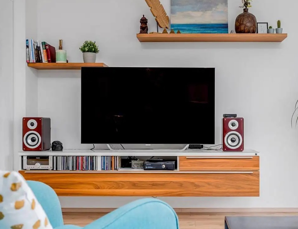 Závěsný TV stolek na stěnu