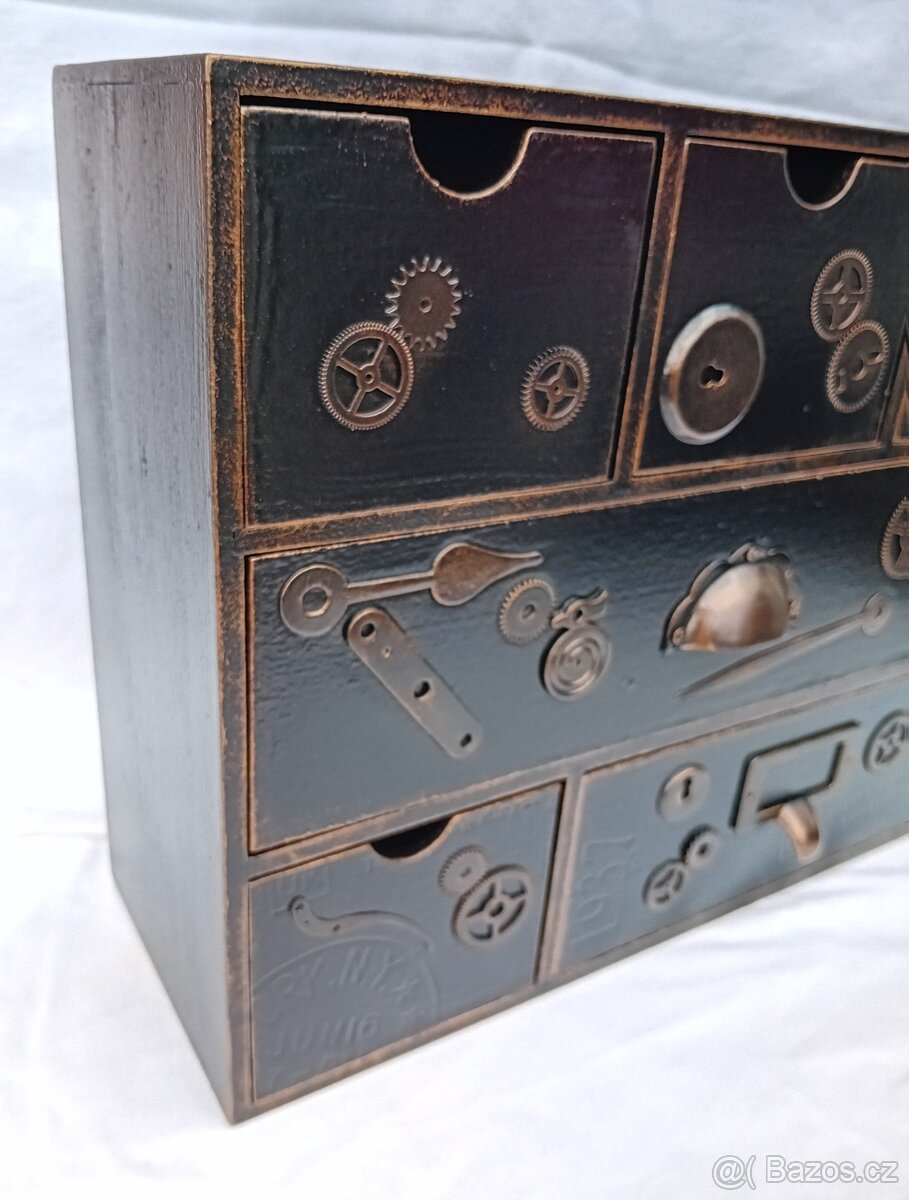 RECYCLE ART STEAMPUNK BOX 26,5 x 32 cm. Lakované dřevo.