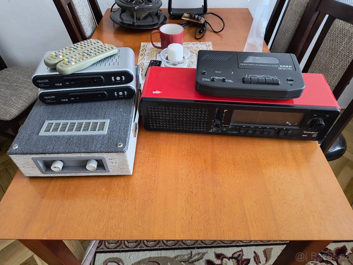 Daruji soubor retro elektroniky ...