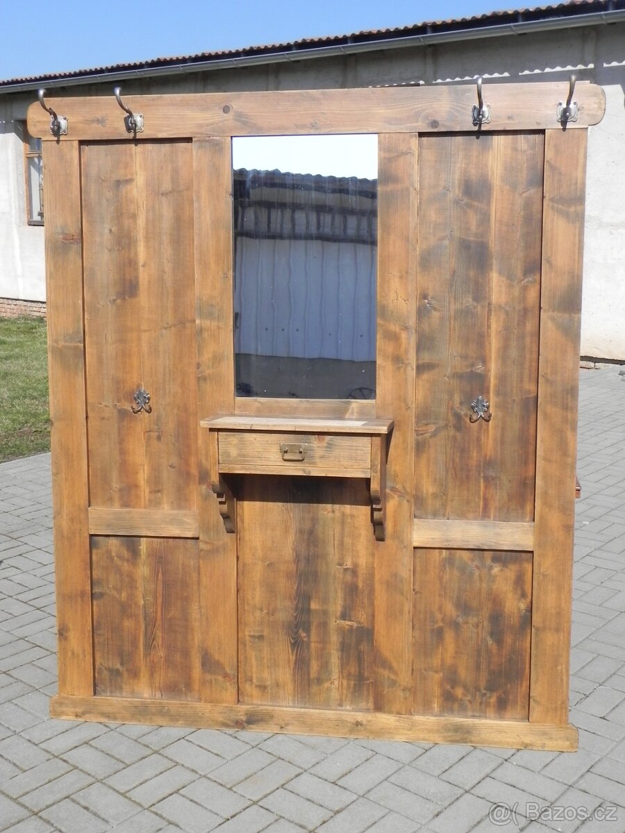 Stará věšáková stěna