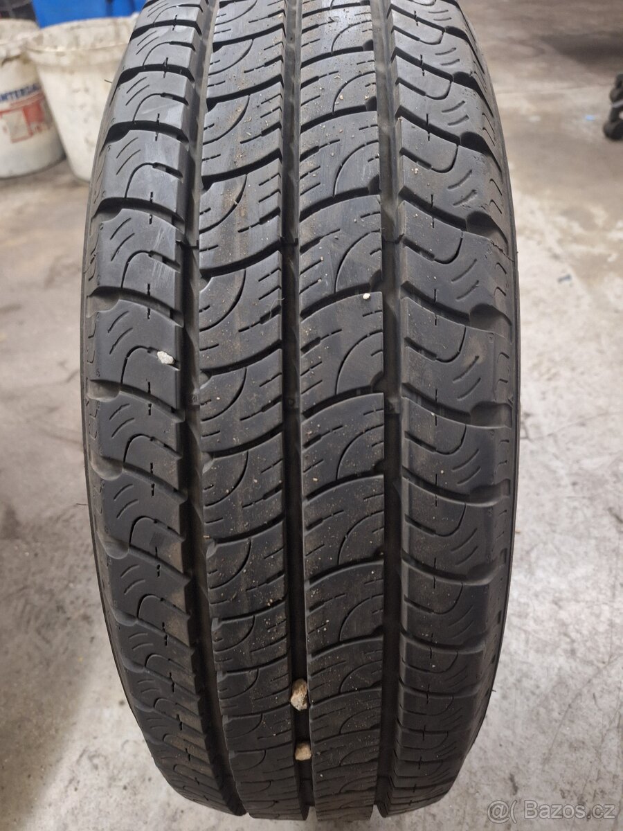 Letni pneu 205/65/16c