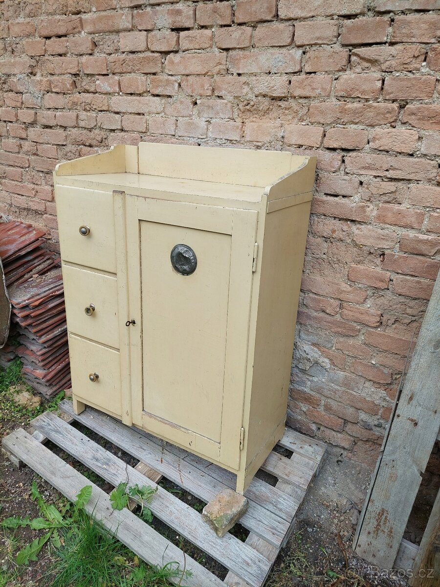 starožitná komoda