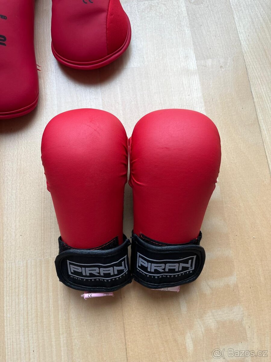Chrániče rukou na karate červené velikost L za polovic