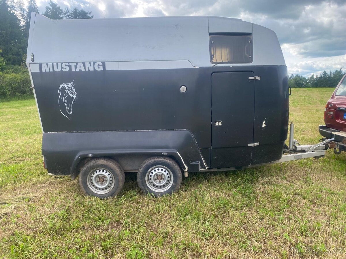 Přepravník na koně zn. MUSTANG