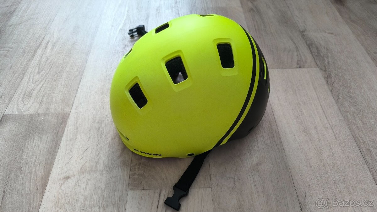 Dětská cyklistická přilba v dobrém stavu