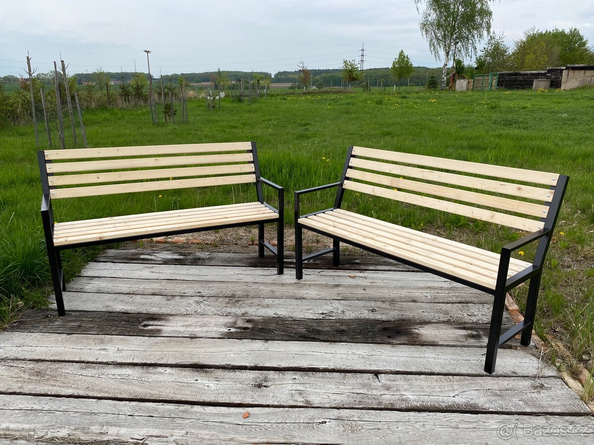 Kovová zahradní lavička
