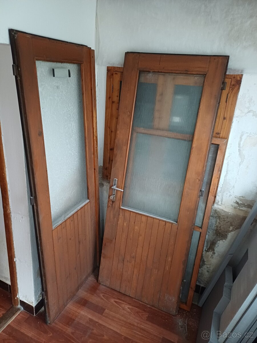 Dřevěné vstupní dvoukřídlé dveře, nadsvětlik/okno