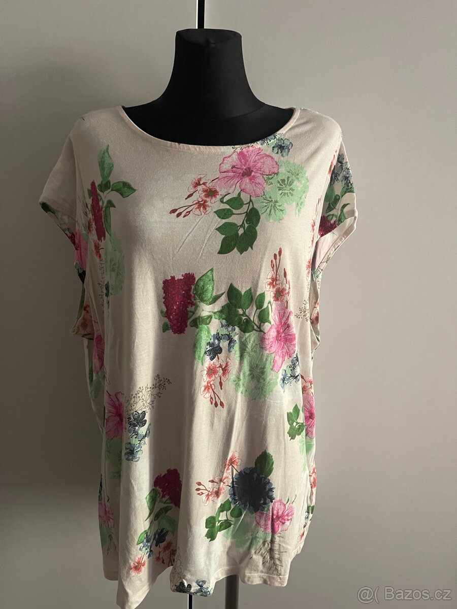 Příjemné tričko květy vel. XXL/52-54.
