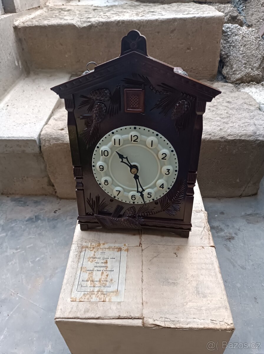 Plně funkční kukačkové hodiny MAJAK, vyrobené v SSSR.