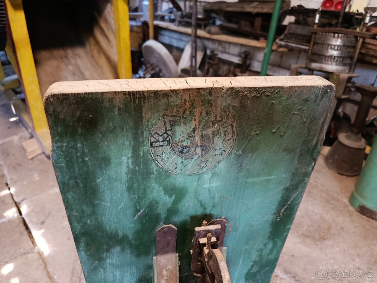 Starodávná plošinová váha – decimálka