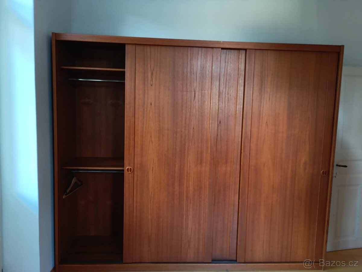 Zašupovaci šatni skříň  velka