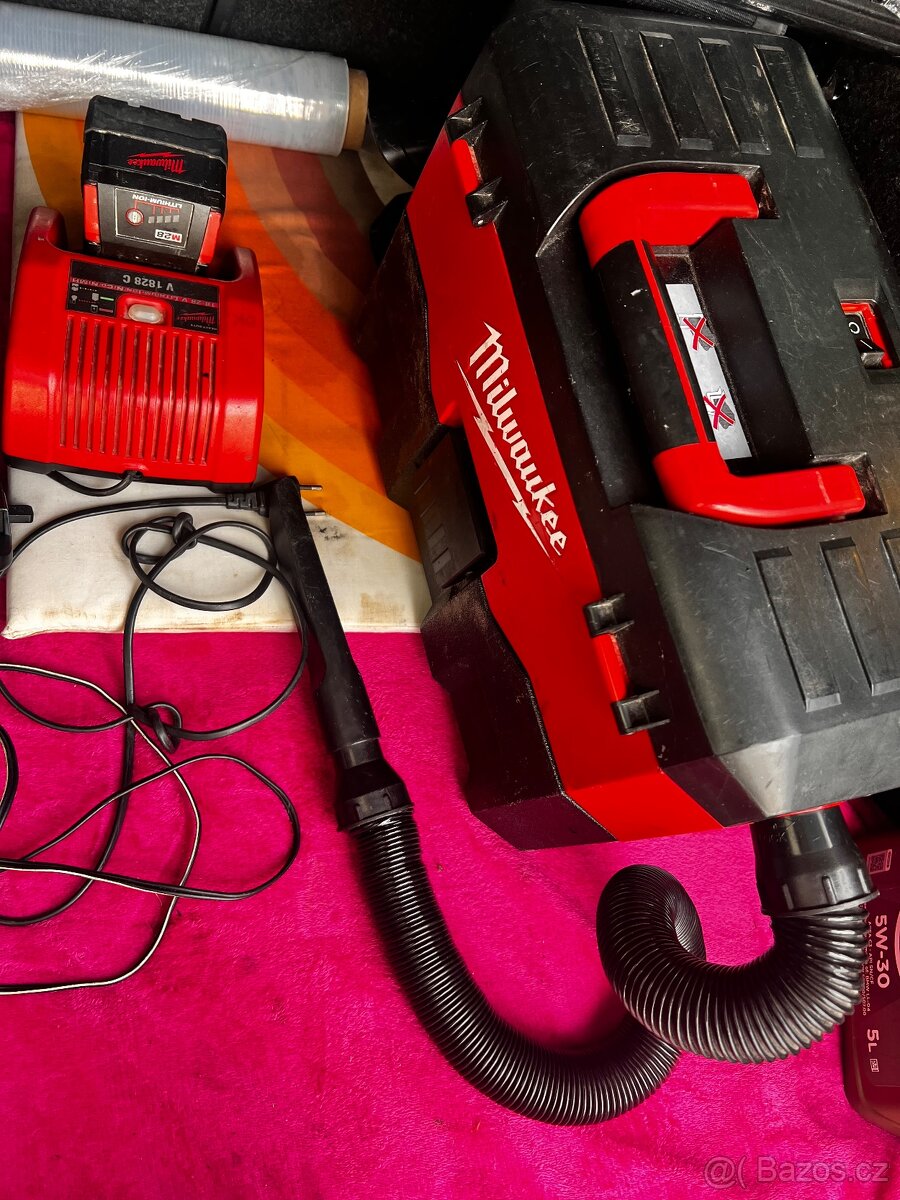 Milwaukee M28 aku vysavač+2 baterie M28 3.0Ah+ nabíječka