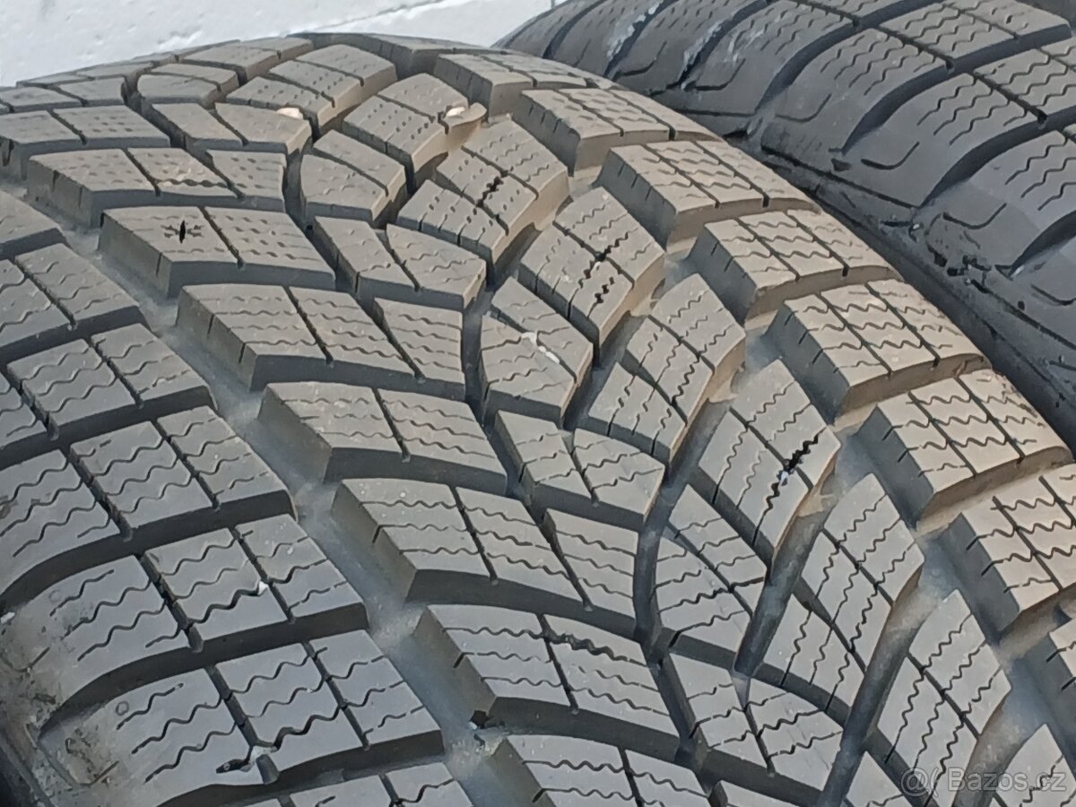 Zánovní zimní pneu Goodyear 215/55/18 super vzorek 8,5mm za