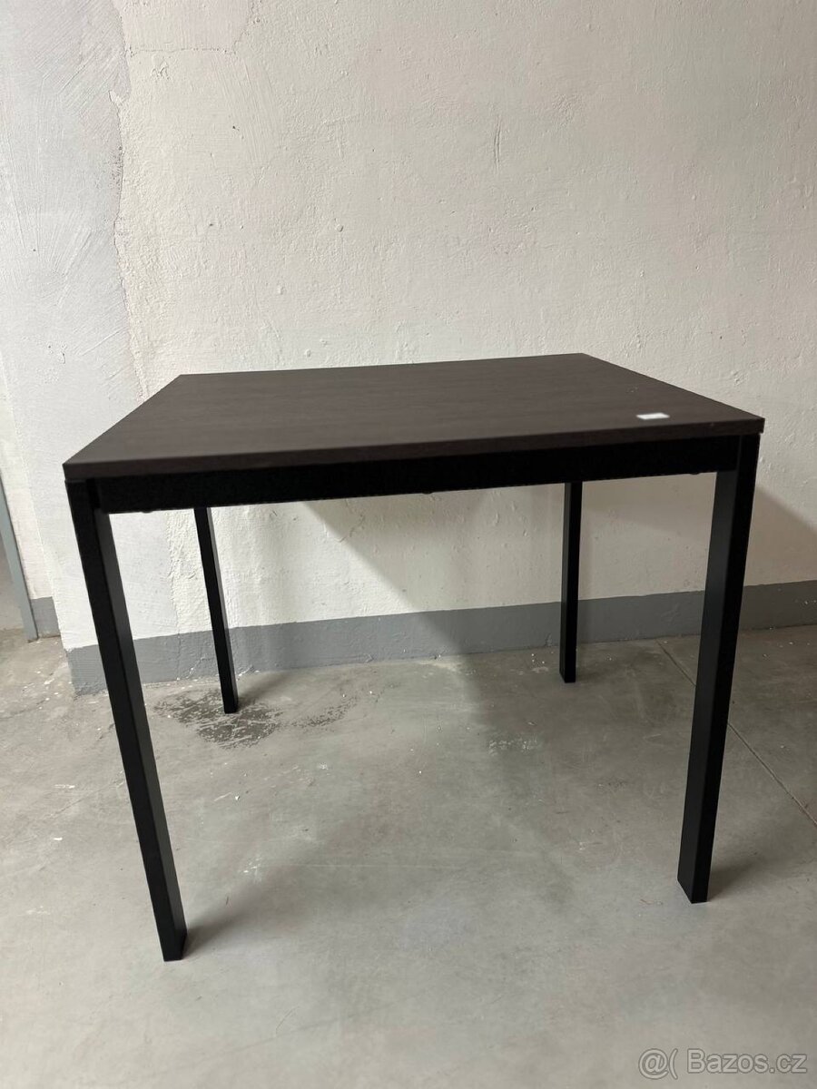 Rozkládací jídelní stůl