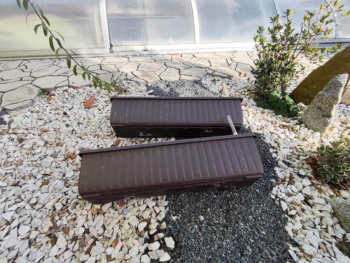 Velký truhlík na parapet 79x20x20cm hnědý květináč samozavla