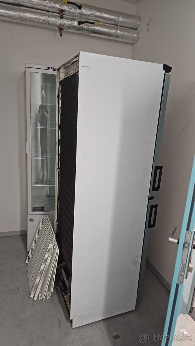 chladnička s vitrínou