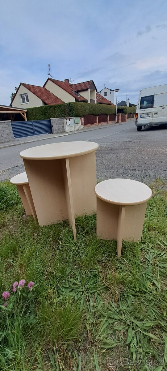 Kulatý stůl , 2ks židličky zdarma.
