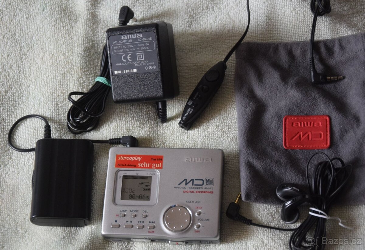 Minidisc Aiwa AM-F5, nabíječka, AA adapter, manual, MD disky
