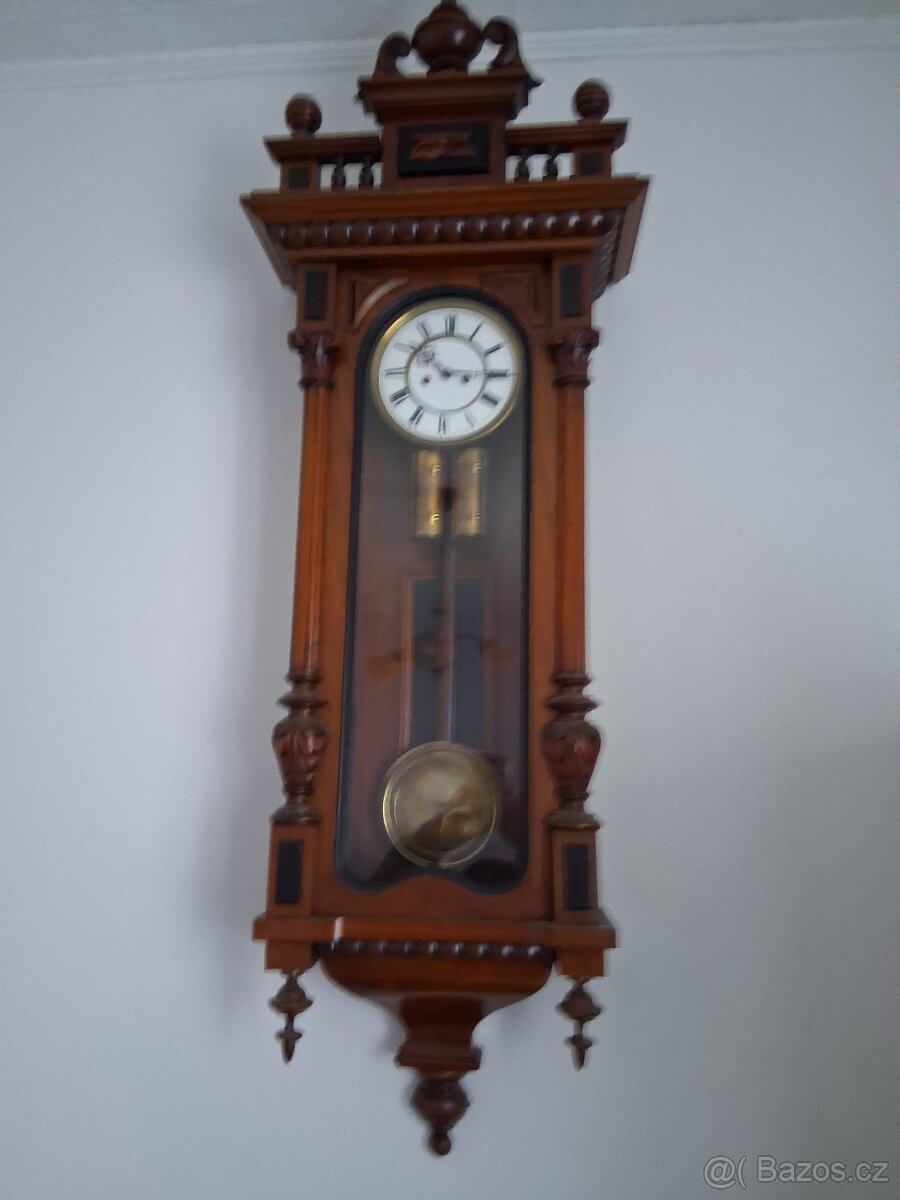 Krásné starožitné hodiny