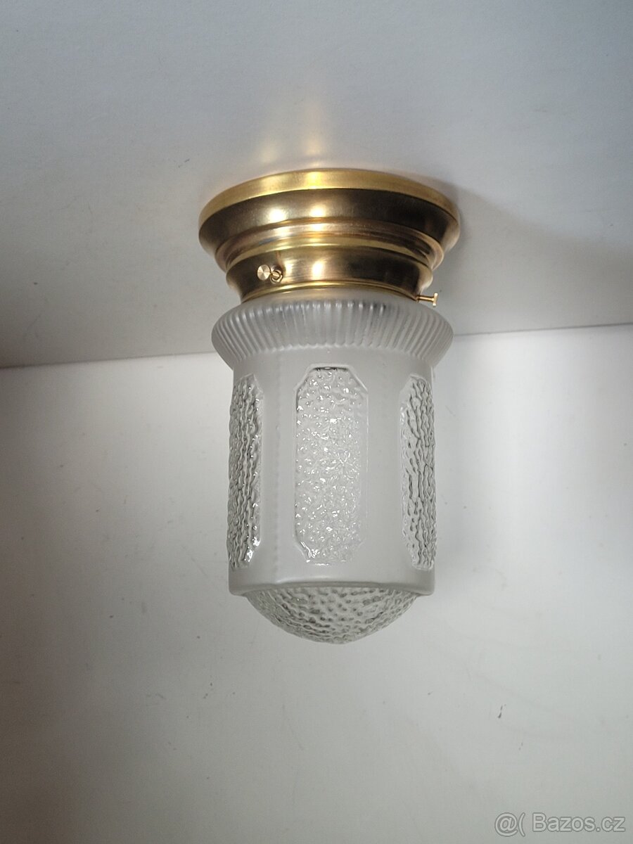 secesní mosazný lustr, stropnice, dobové matové stínidlo