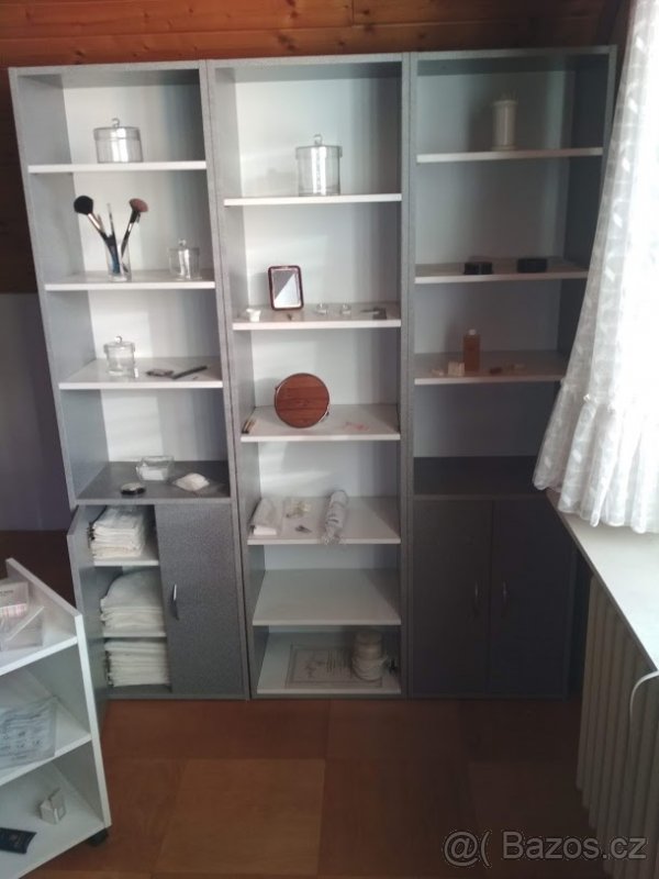 Skříňky s policemi