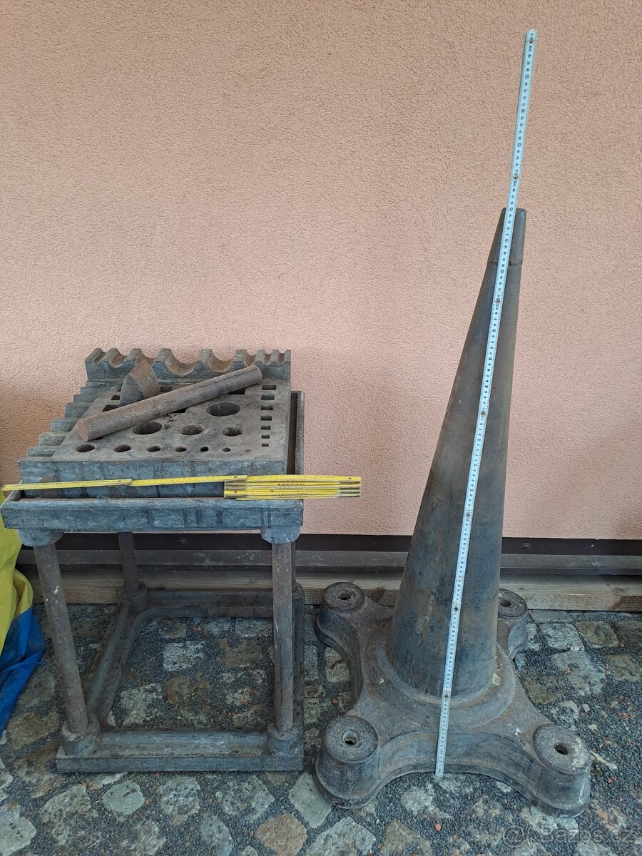 Kovářská probíjecí deska a rovnací kužel