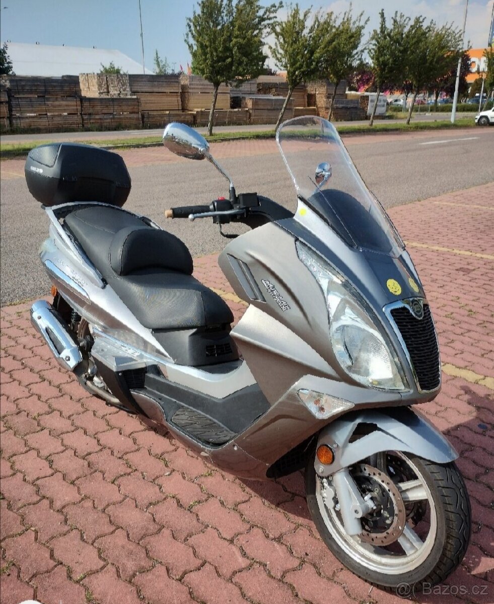 Cf moto skútr Jetmax jako Suzuki Burgman