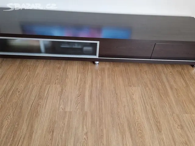 Skříňka pod televizi
