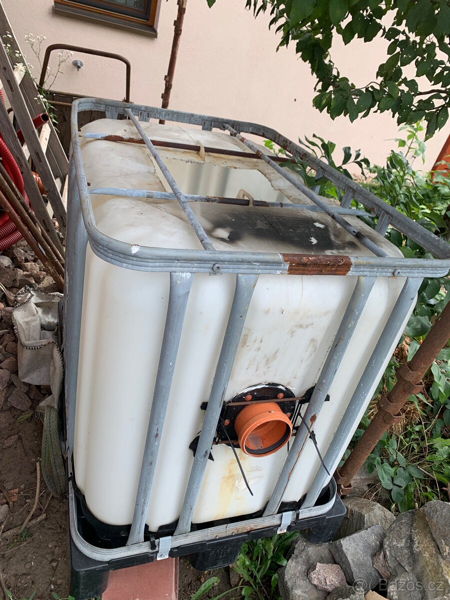 IBC 600l - poskozena, klec a paleta je ok. za odvoz