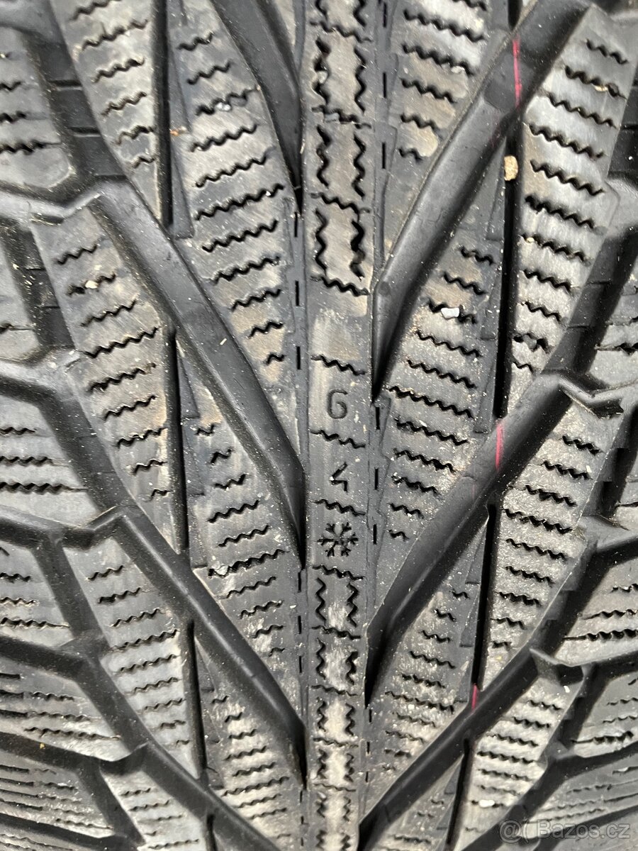 Prodám zimní pneu 235/65 R17 Nokian Hakkapelitta SUV