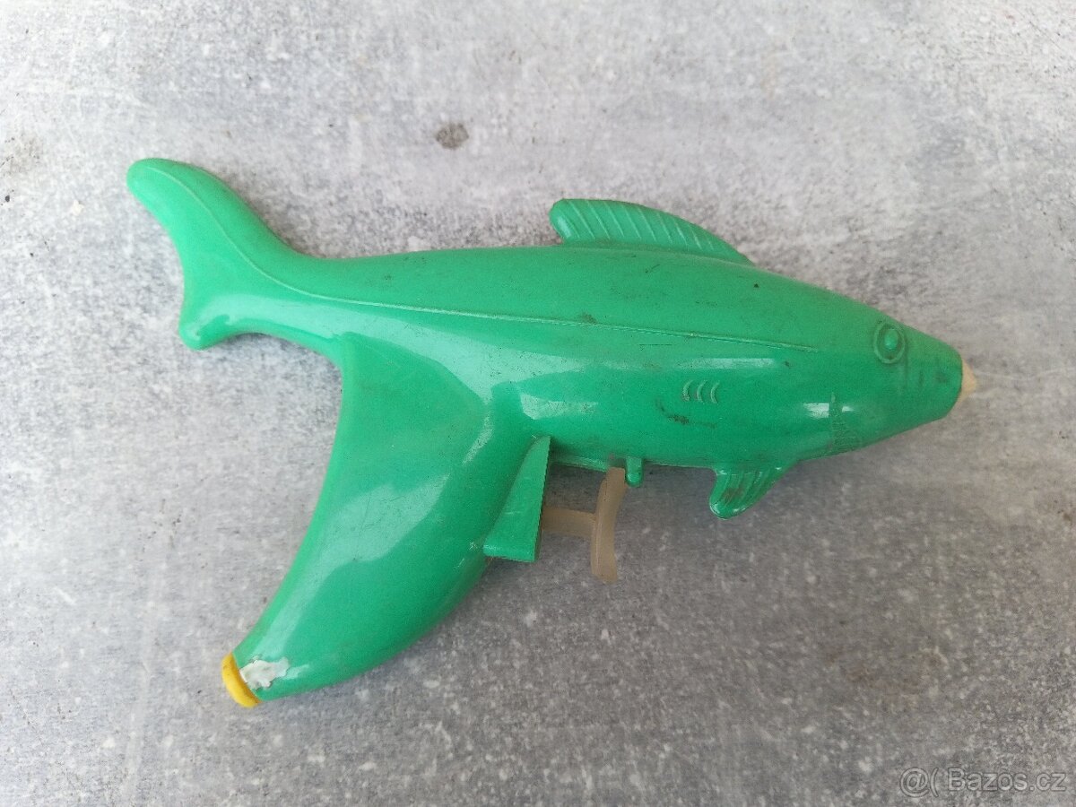 Stará dětská stříkací pistolka (ryba)
