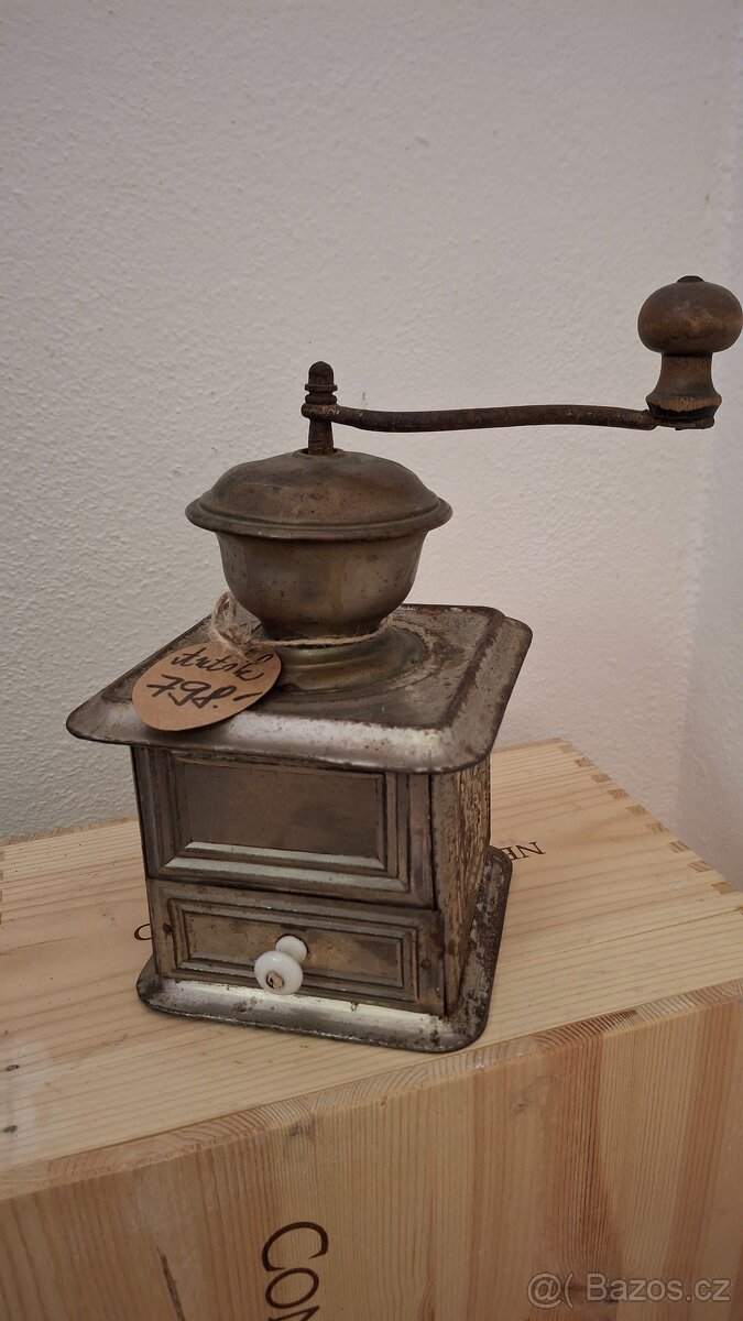 Starý kovový kafemlýnek