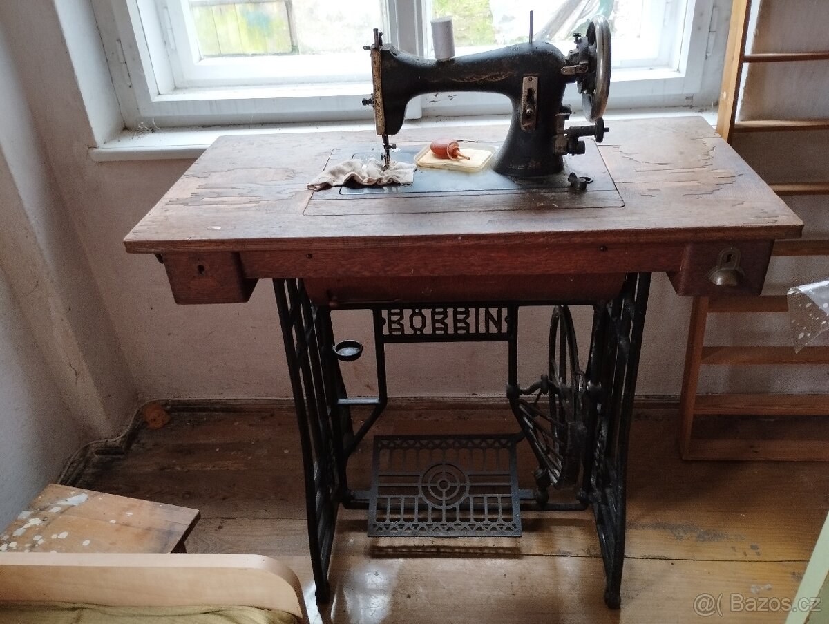 Starožitný šicí stroj
