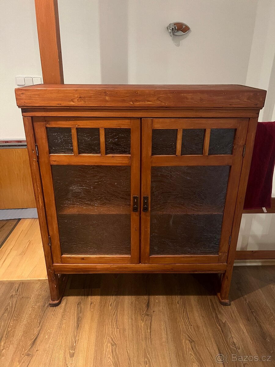 Starožitná skříňka