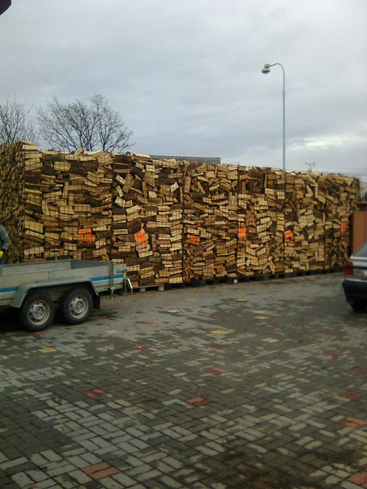 Palivové dřevo tvrdé, sypané, sušené 2roky nebo čerstvé.