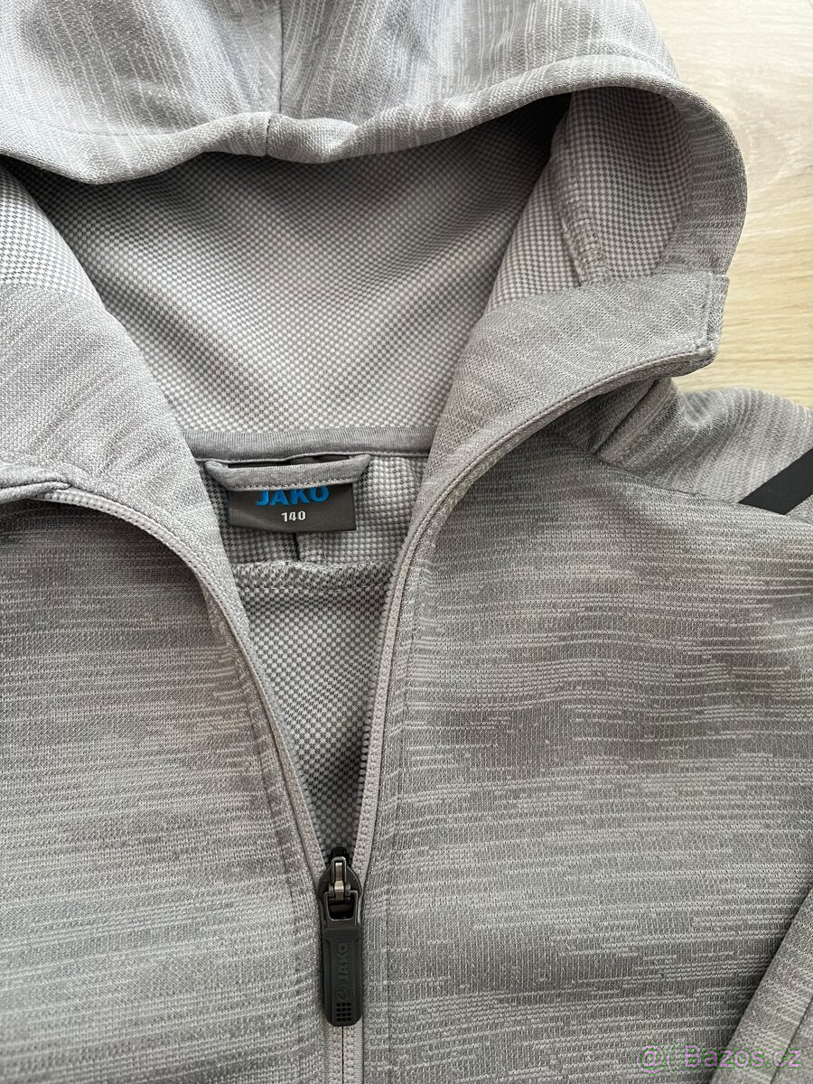 Sportovní mikina s kapucí