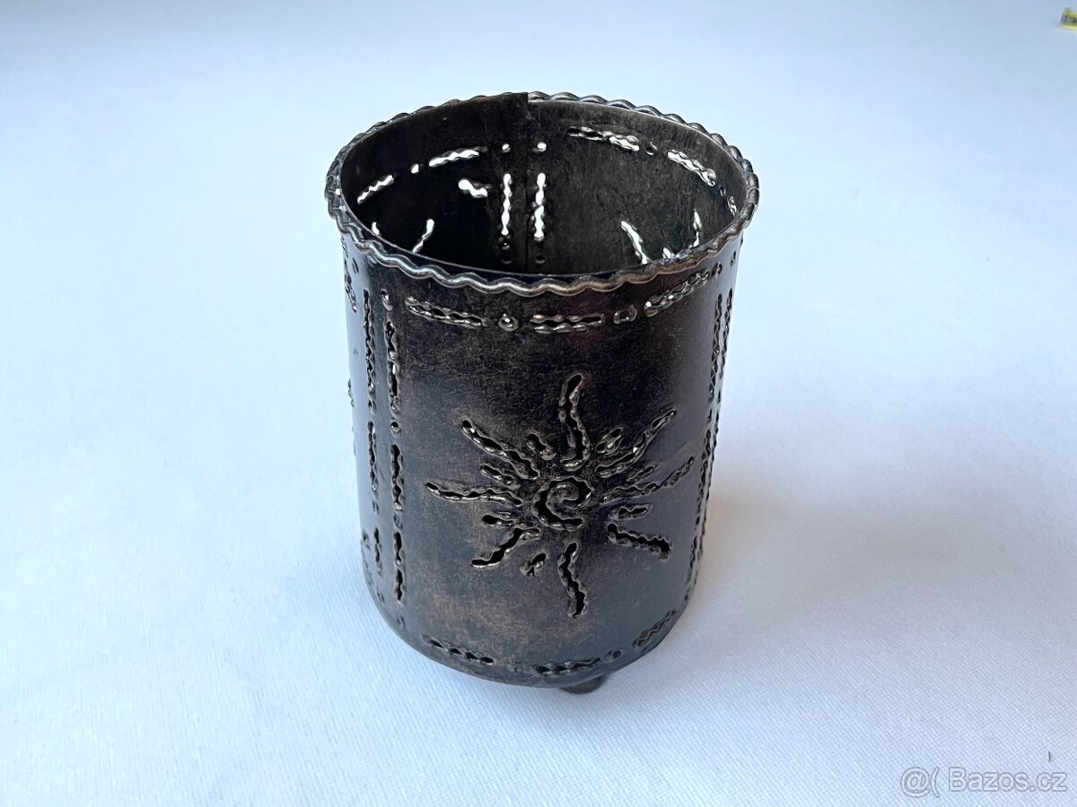 Kovový etno svícen