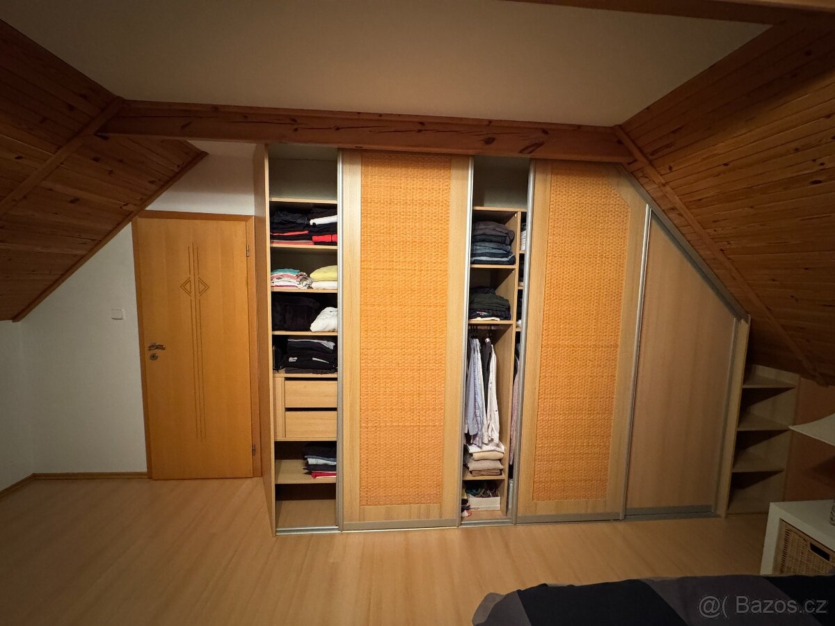 Vestavěná šatní skříň - do podkroví