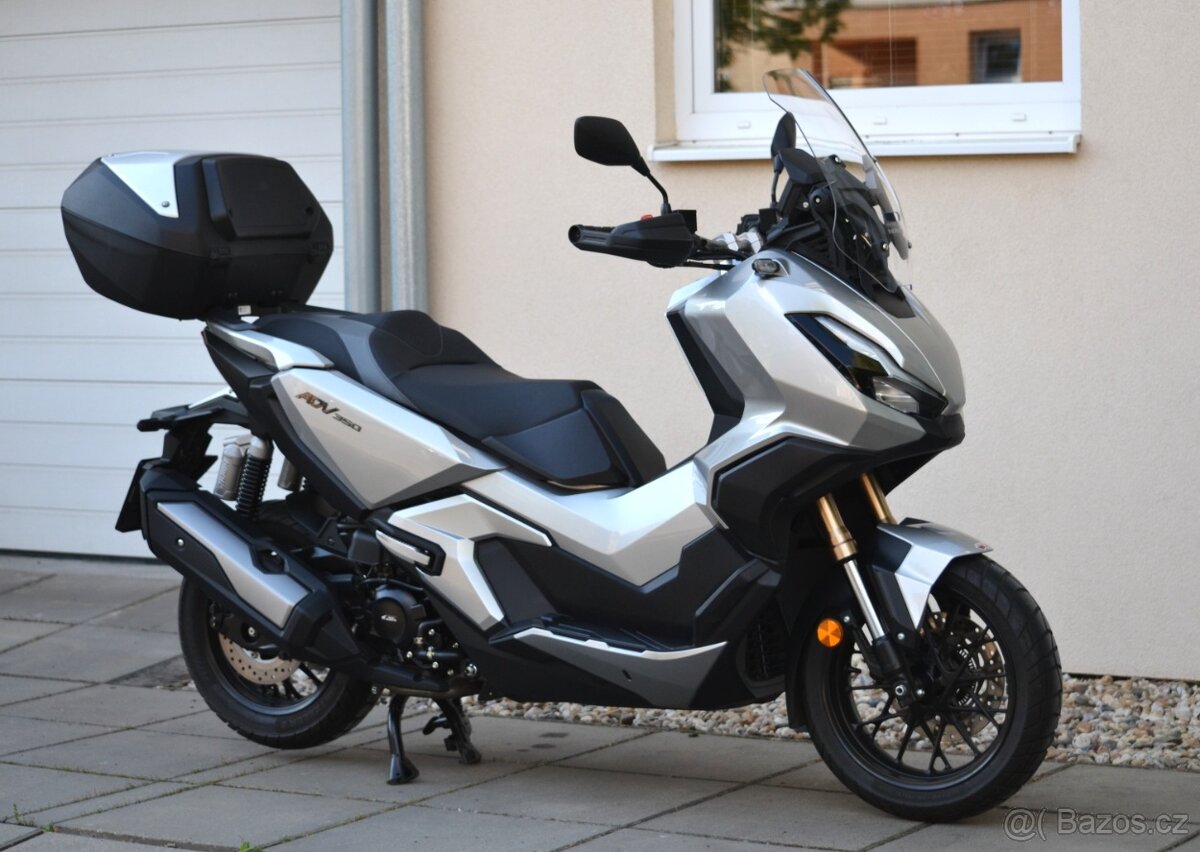 Prodám skútr Honda ADV-350, 134.900,-Kč