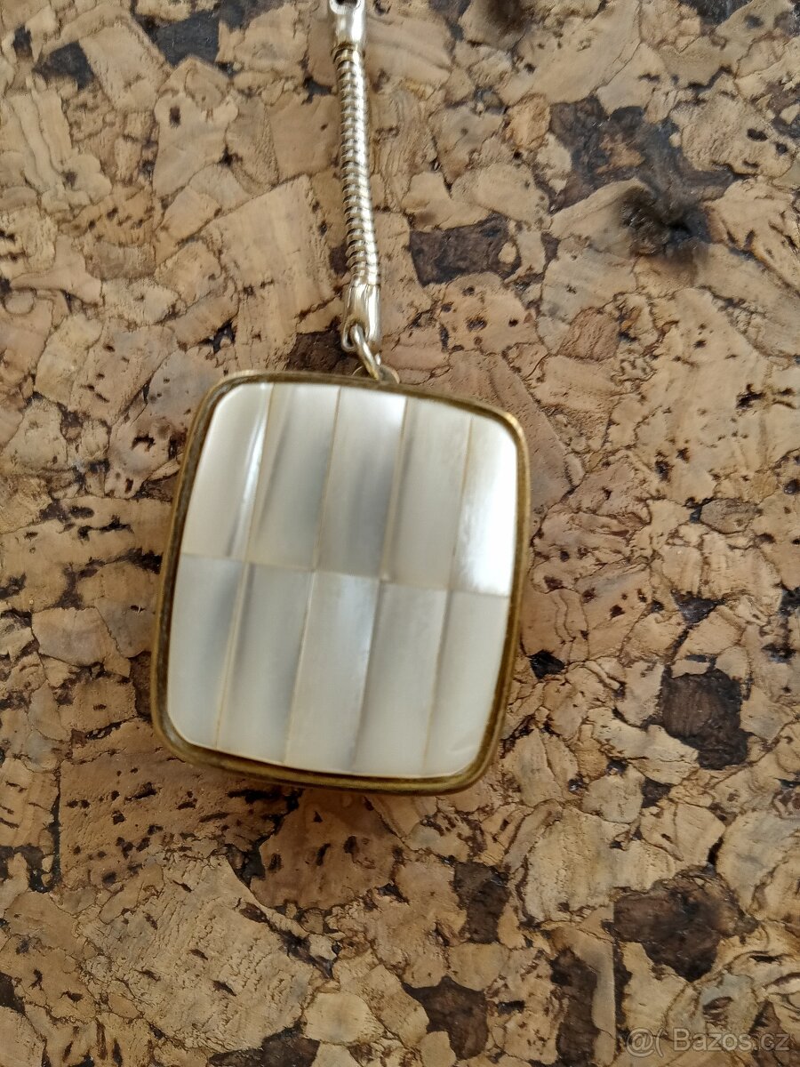 Přívěšek s hracím strojkem