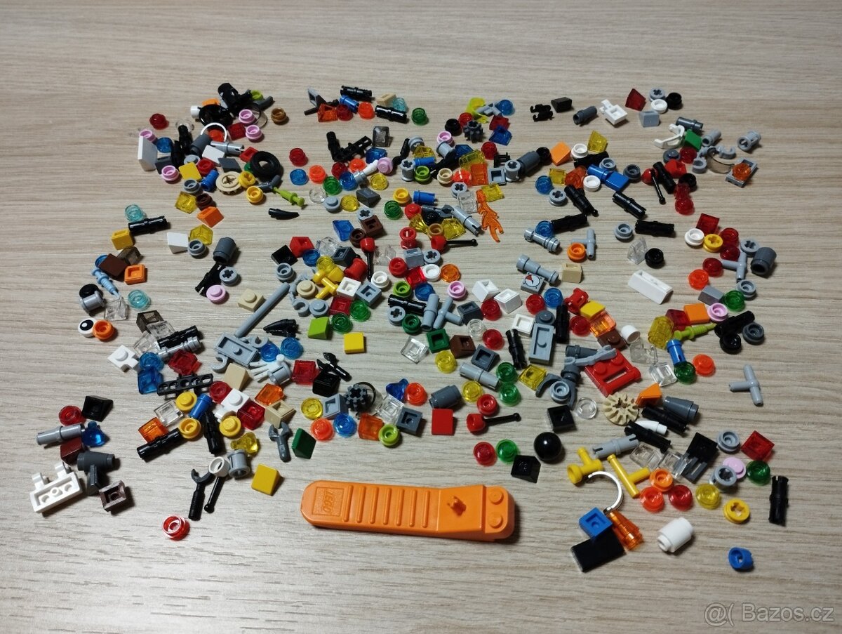 LEGO mix náhradních dílků cca 400 ks + oddělovač