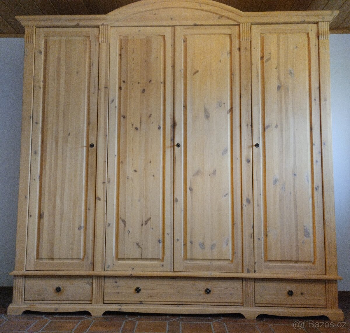 Šatní skříň 234x63x227 cm - Rezervace