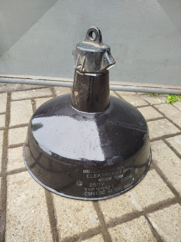 stará tovární smaltovaná lampa