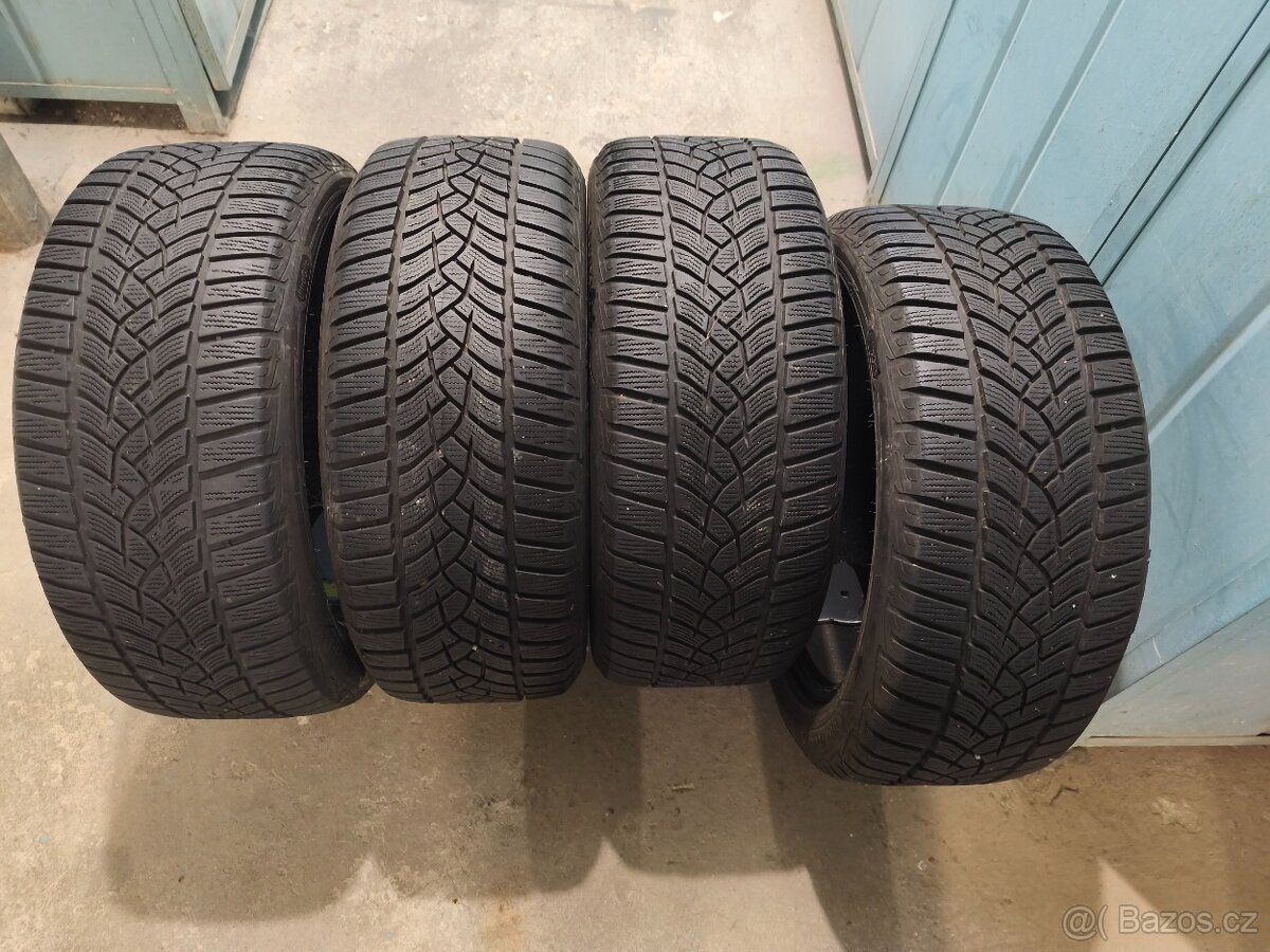 Zimní pneumatiky 215/50/17